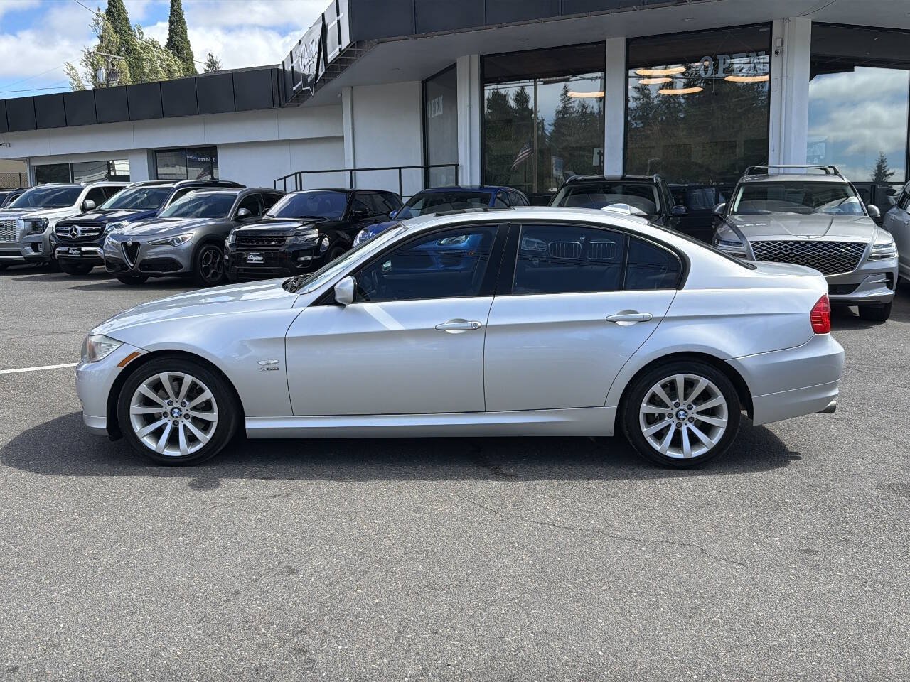 Used 2011 BMW 328i xDrive Sedan AWD/4WD image 2