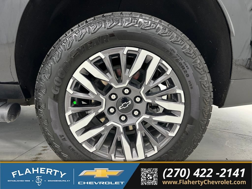 Used 2025 Chevrolet Suburban Z71 w/ Comfort Package AWD/4WD image 19