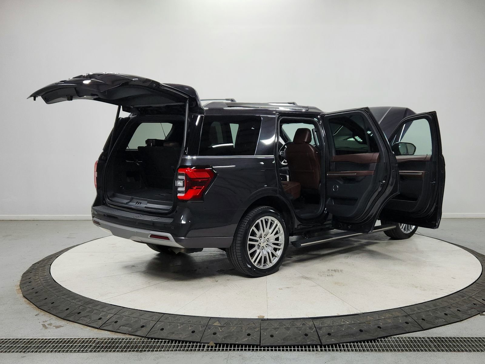 Used 2024 Ford Expedition Limited image 15