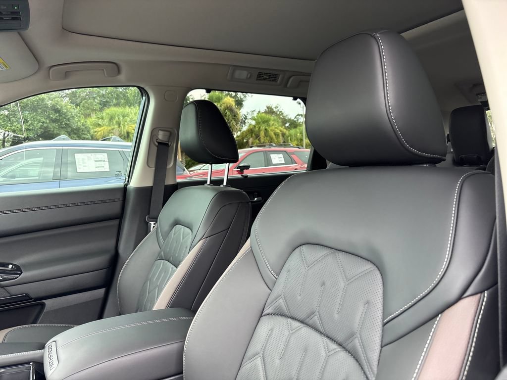 New 2026 Nissan Pathfinder Platinum FWD image 4