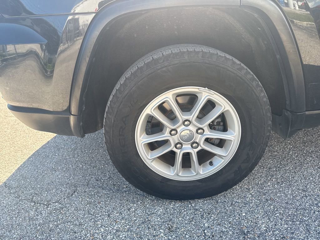 Used 2019 Jeep Grand Cherokee Laredo image 17