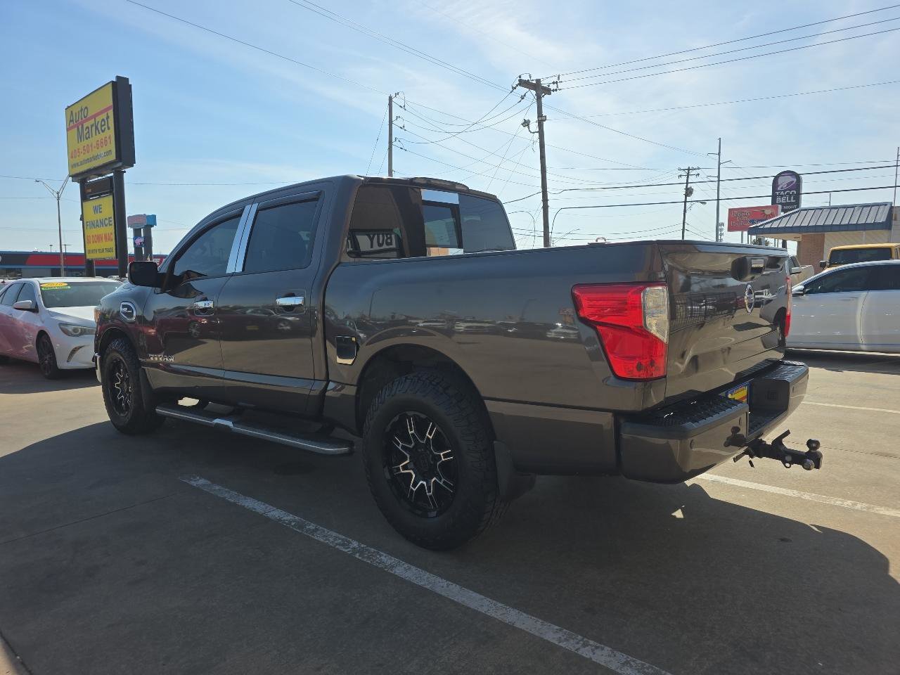 Used 2017 Nissan Titan SV image 7
