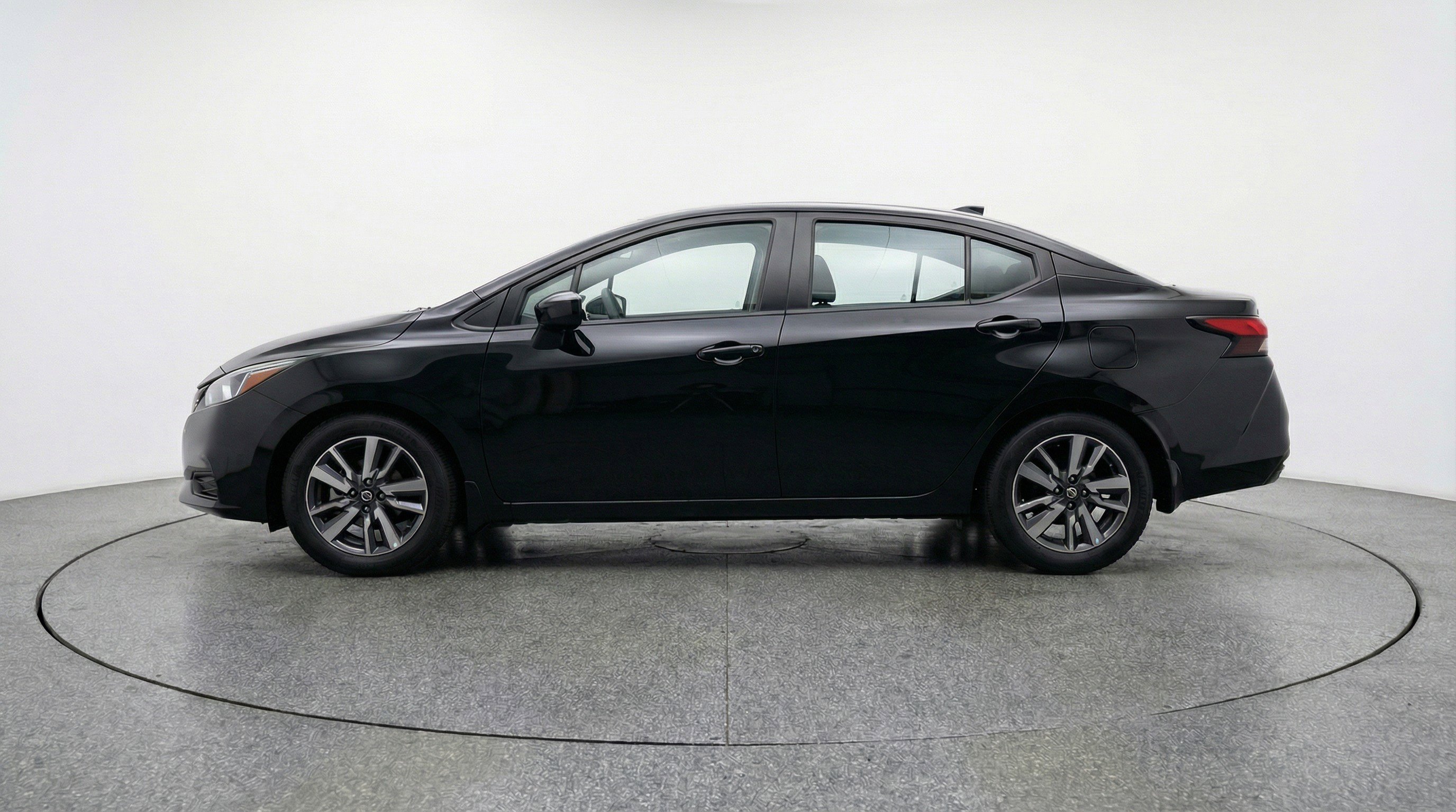 Used 2025 Nissan Versa SV FWD image 5