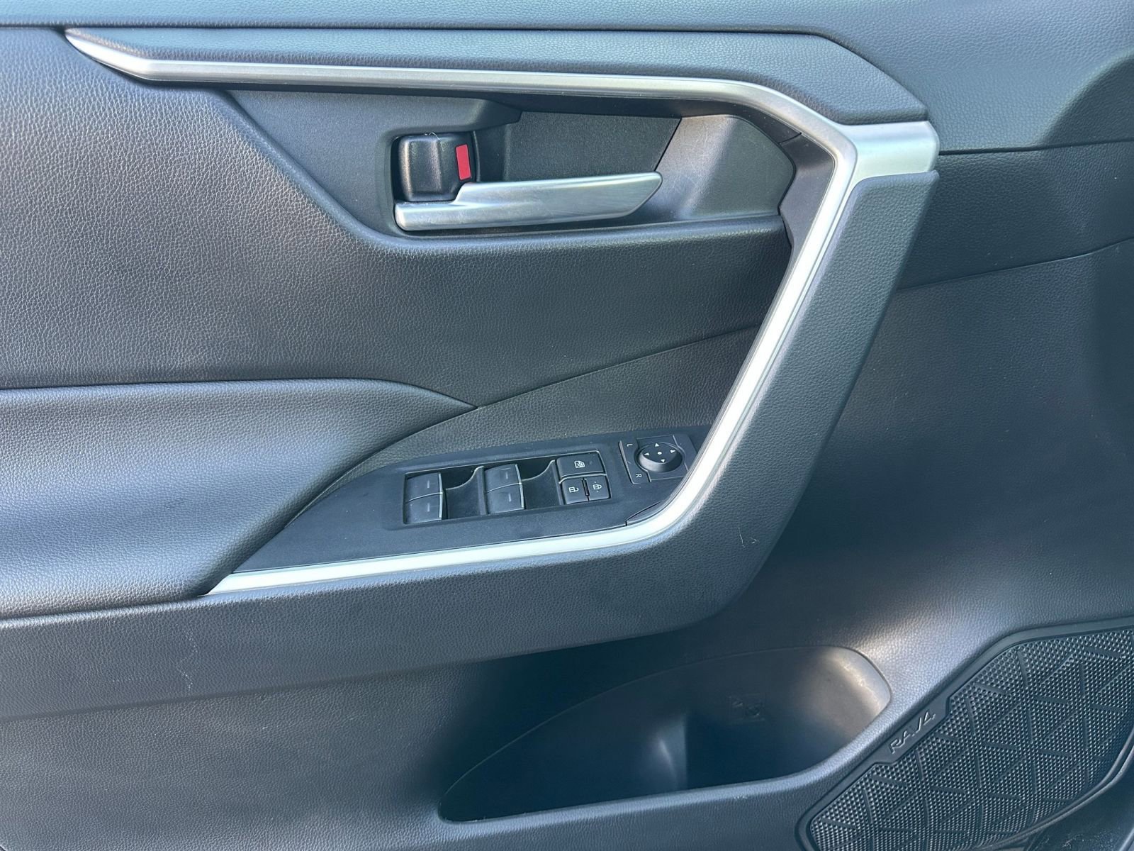 Used 2025 Toyota RAV4 XLE image 20