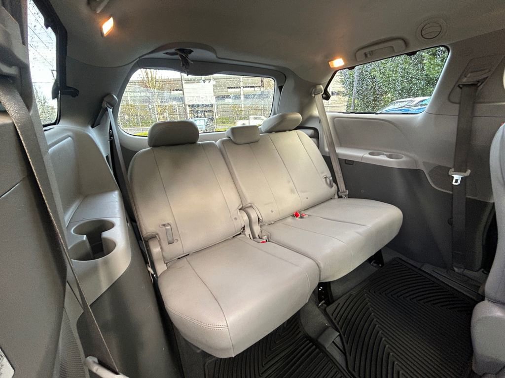 Used 2019 Toyota Sienna XLE FWD image 35