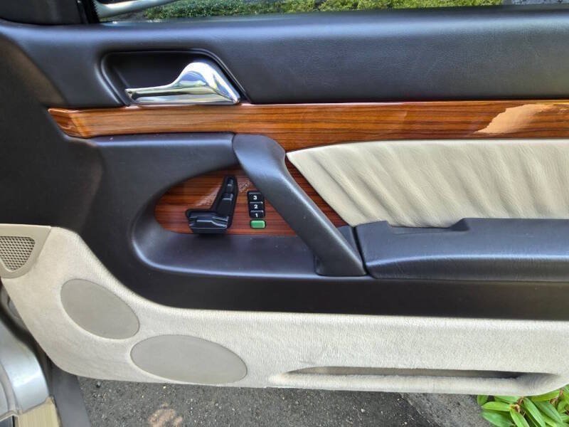 Used 1993 Mercedes-Benz 300 SD Sedan image 23