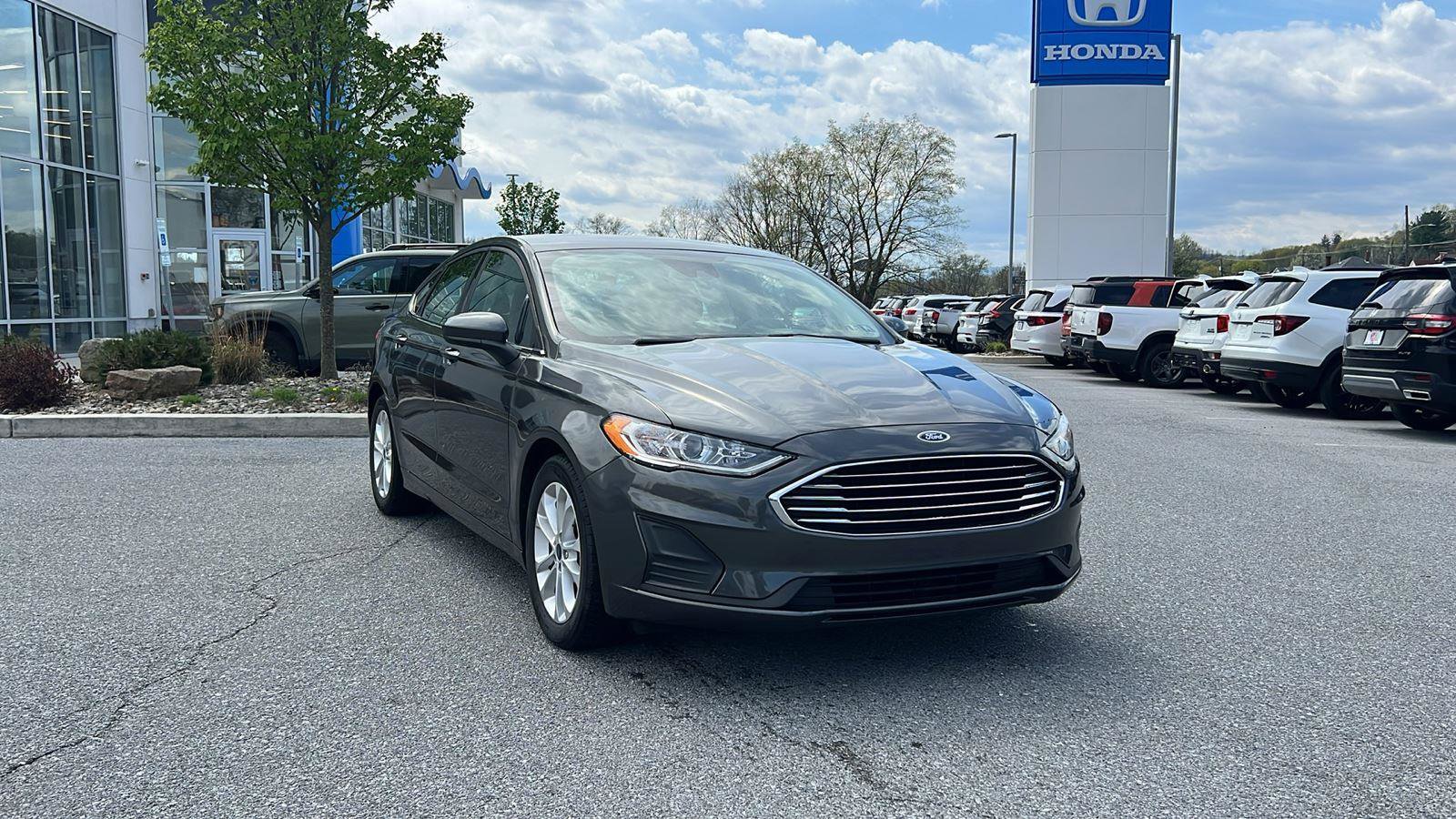 Used 2019 Ford Fusion SE image 1