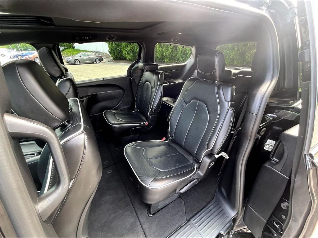 Used 2025 Chrysler Pacifica Limited FWD image 15
