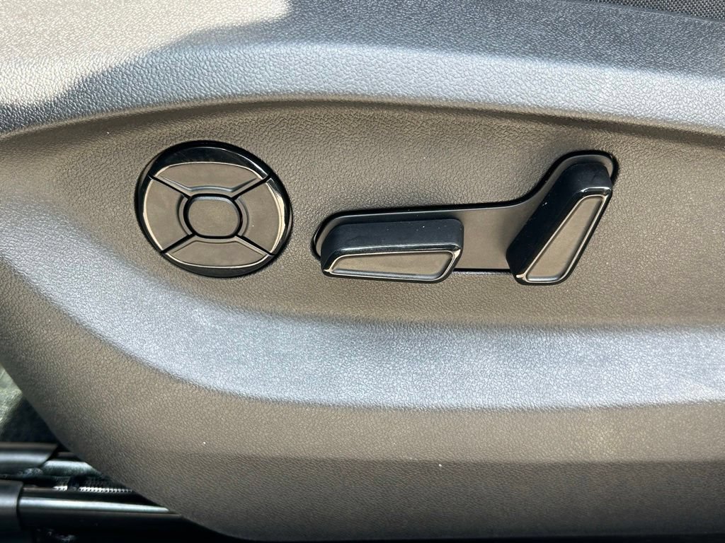 Certified 2025 Volkswagen Tiguan SE R-Line FWD image 26