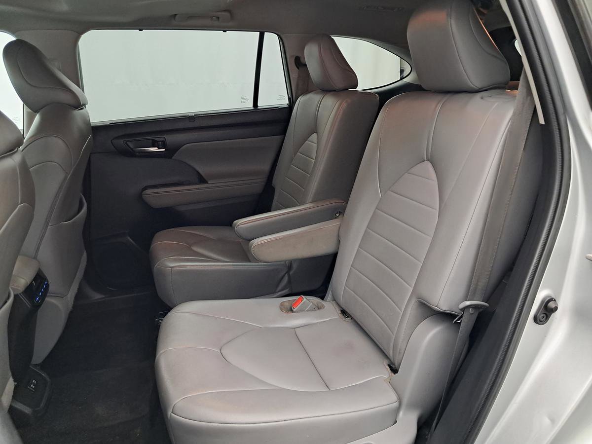 Used 2021 Toyota Highlander XLE FWD image 27