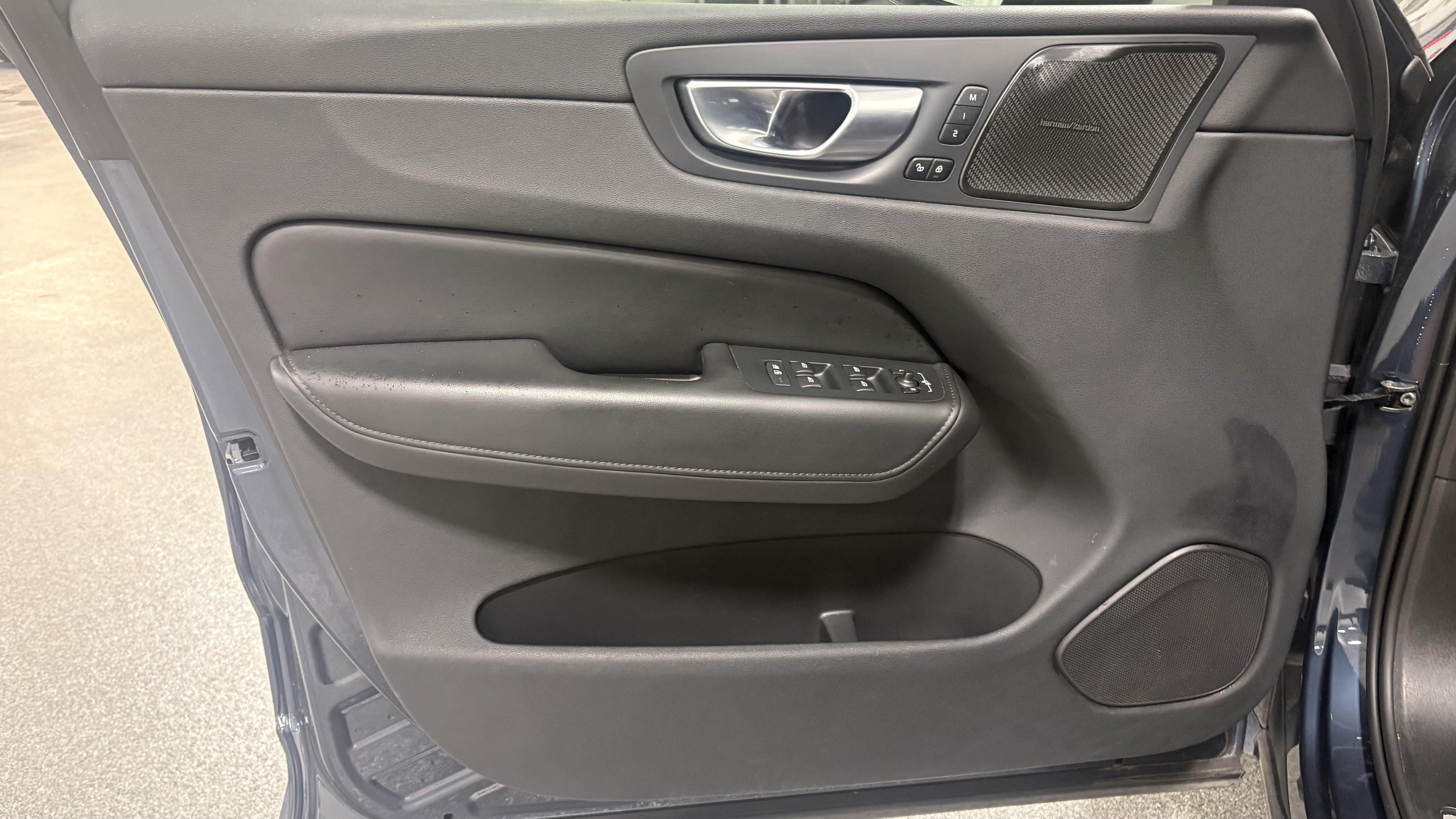 Used 2024 Volvo XC60 B5 Plus AWD/4WD image 13