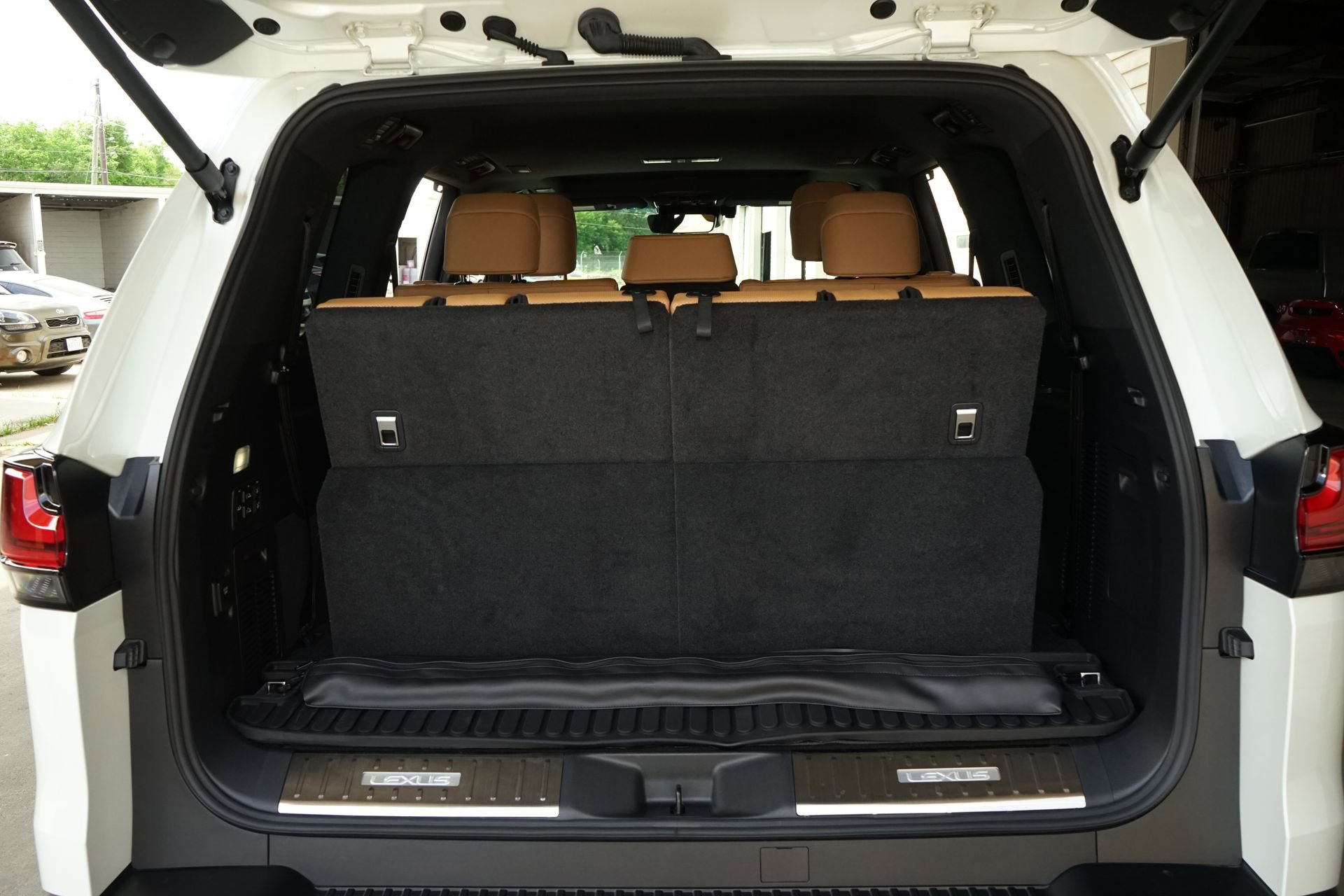 Used 2024 Lexus LX 600 4WD w/ Luxury Package image 34