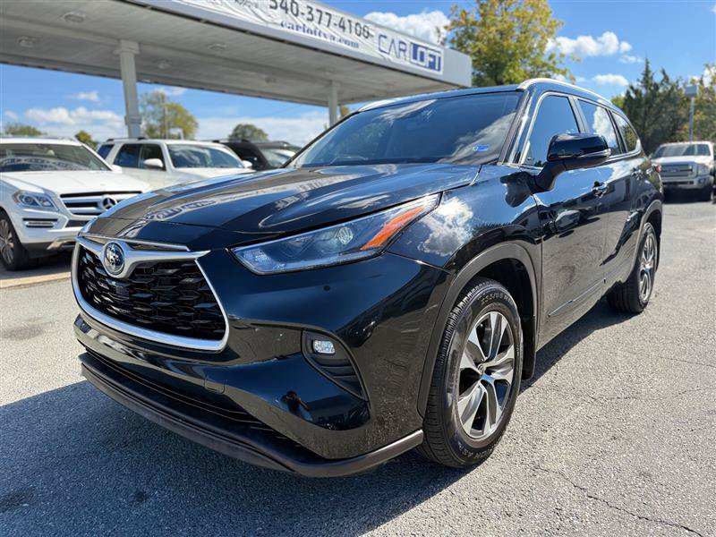 Used 2023 Toyota Highlander XLE FWD image 1