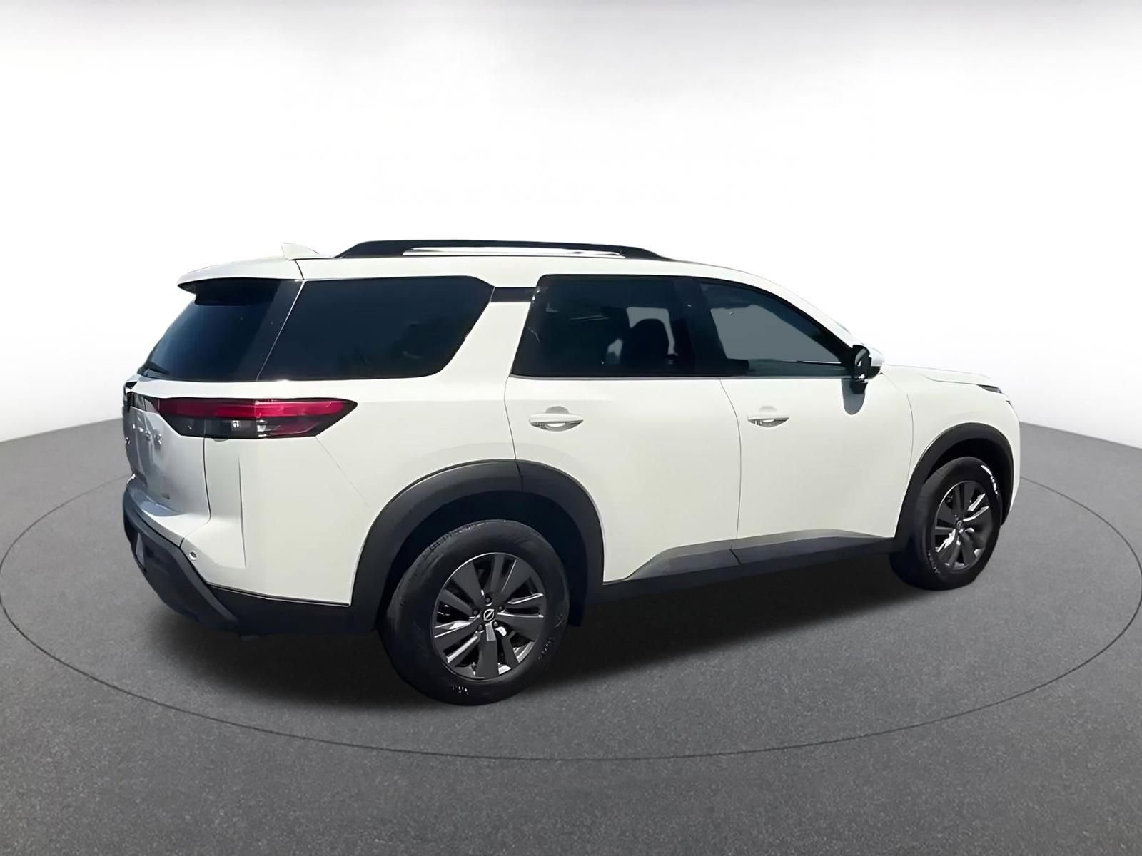 Used 2025 Nissan Pathfinder SV image 14