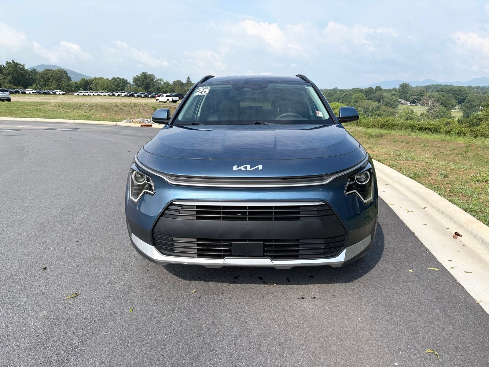 Used 2025 Kia Niro EX FWD image 2