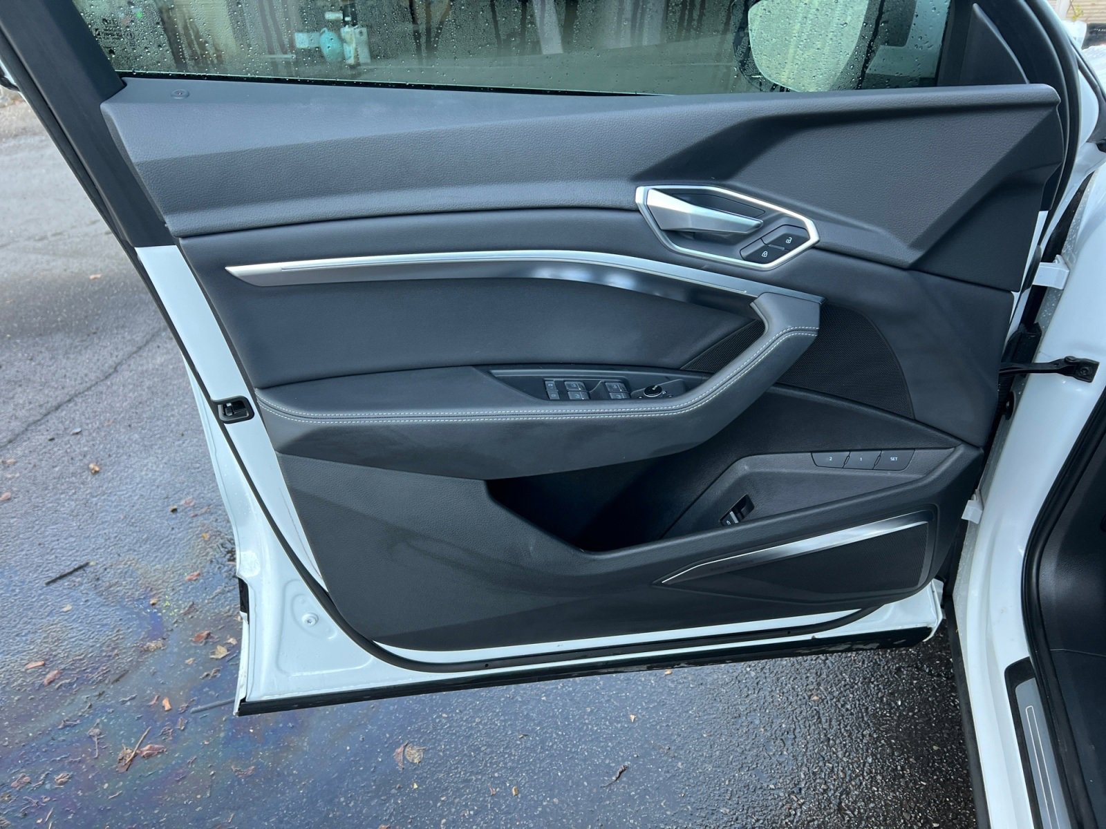 Used 2020 Audi e-tron Premium Plus image 19