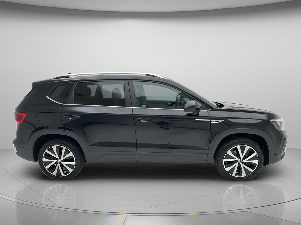 Used 2023 Volkswagen Taos SE w/ Panoramic Sunroof Package FWD image 3