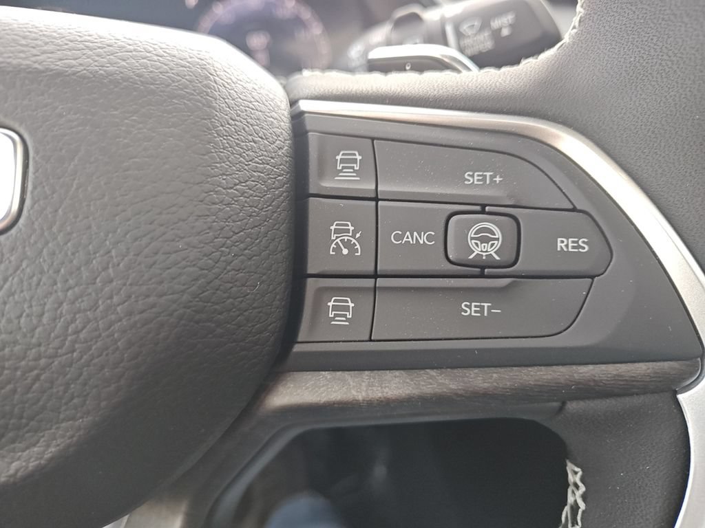 Used 2026 Jeep Grand Cherokee Limited AWD/4WD image 25