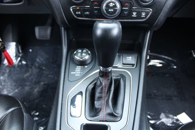 Used 2022 Jeep Cherokee Trailhawk AWD/4WD image 31
