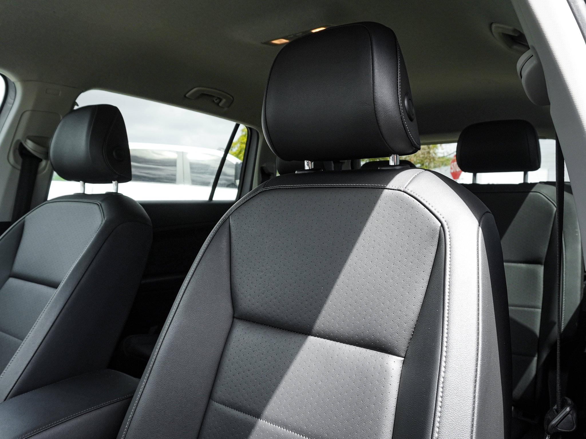 Used 2018 Volkswagen Tiguan SE image 16