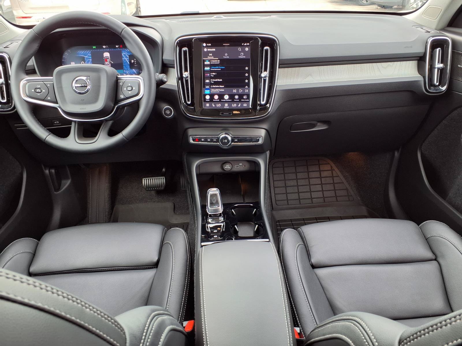 Certified 2025 Volvo XC40 B5 Ultra AWD/4WD image 17