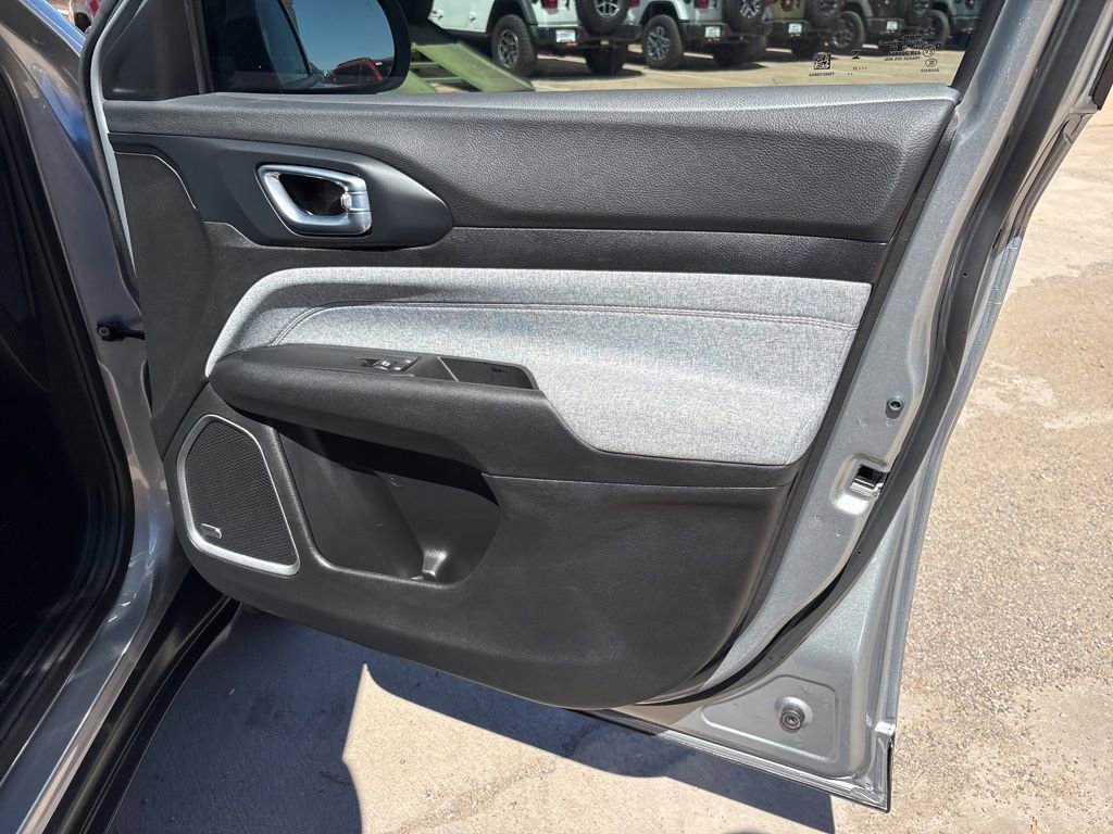 Used 2023 Jeep Compass Latitude w/ Sun and Sound Group image 17