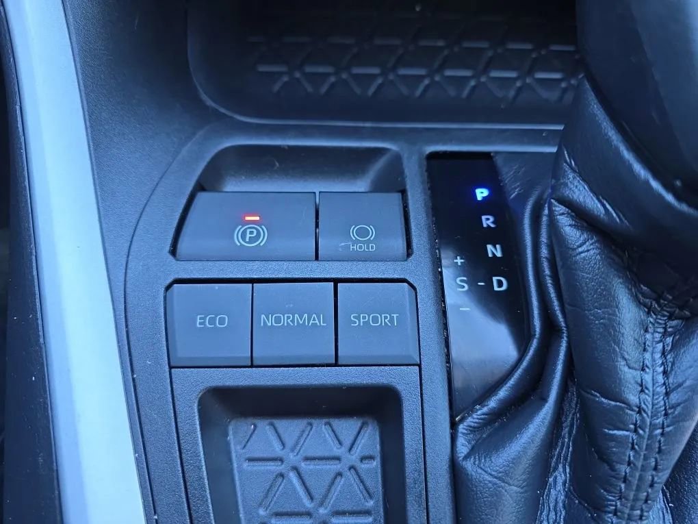 Used 2021 Toyota RAV4 XLE image 32