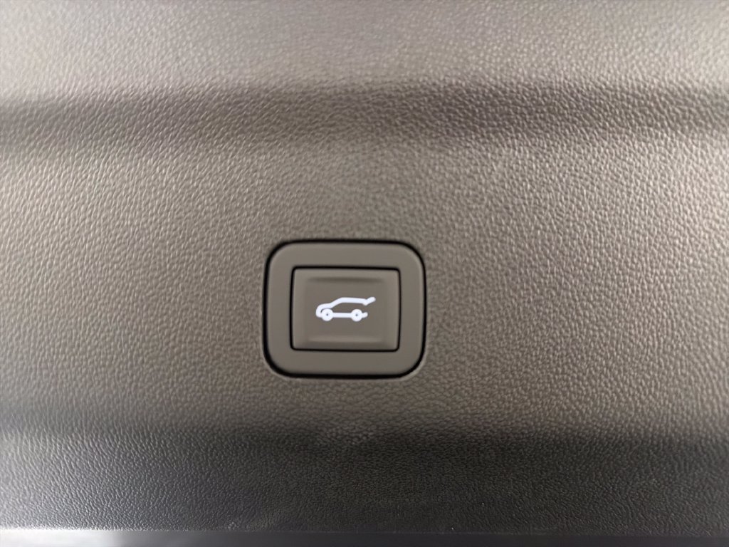 New 2026 GMC Yukon XL AT4 w/ LPO, Floor Liner Package AWD/4WD image 9