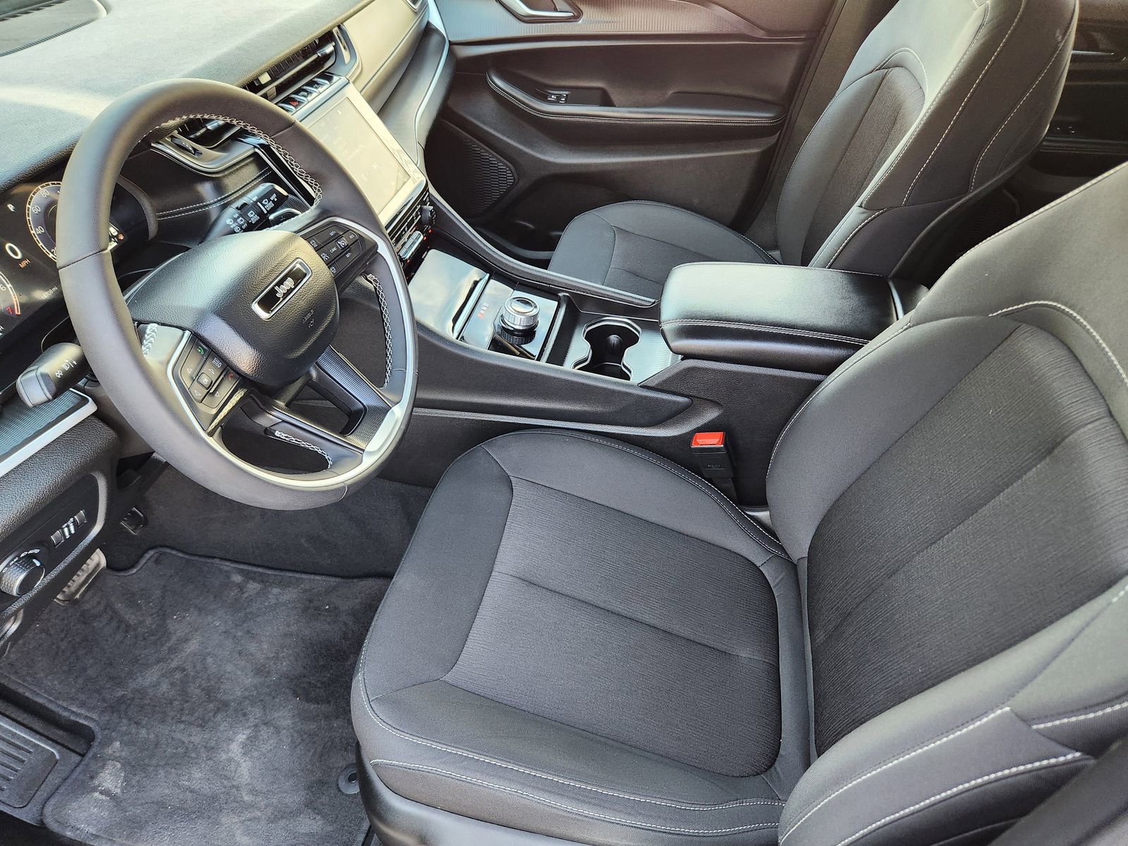 Used 2025 Jeep Grand Cherokee Laredo w/ Luxury Tech Group I image 13