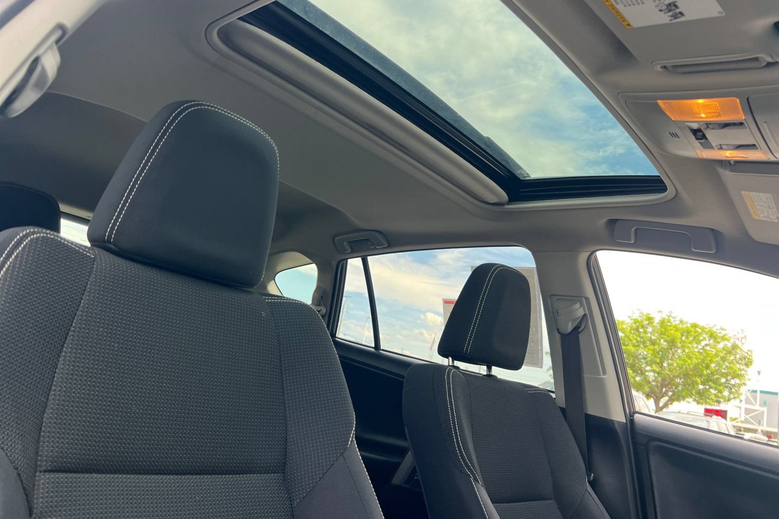 Used 2018 Toyota RAV4 XLE AWD/4WD image 14
