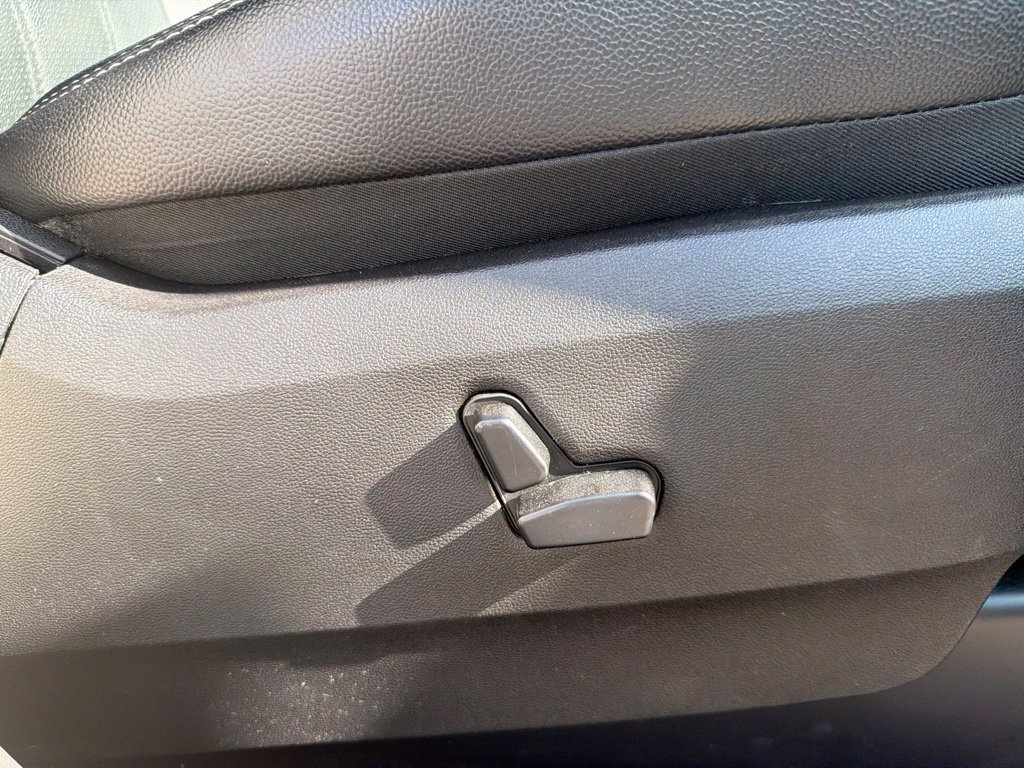 Used 2015 Chrysler Town & Country Touring-L w/ Driver Convenience Group FWD image 9