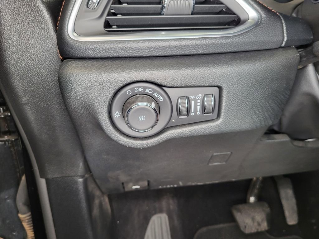 Used 2025 Chrysler Pacifica Pinnacle w/ Trailer Tow Group image 4