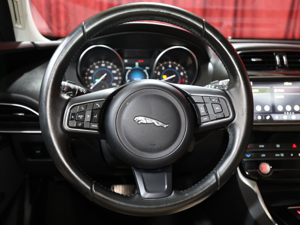 Used 2019 Jaguar XE Premium RWD image 15