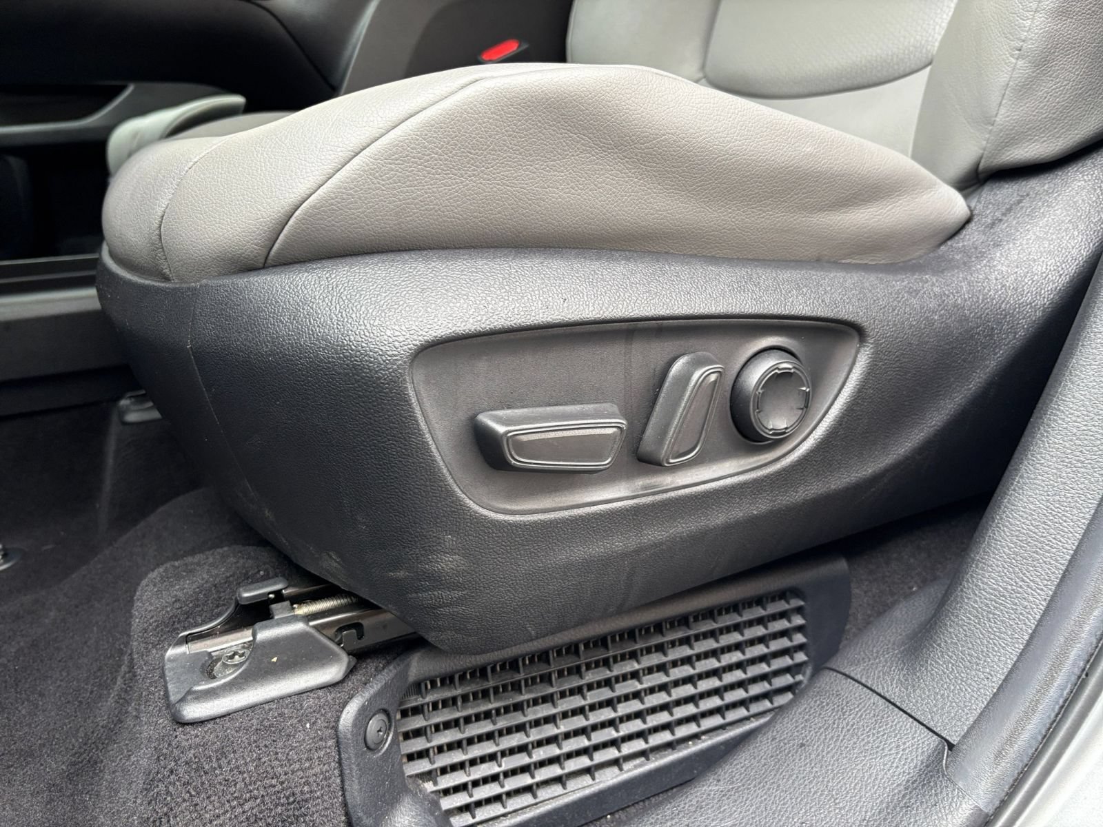 Used 2025 Toyota Sienna XLE FWD image 22