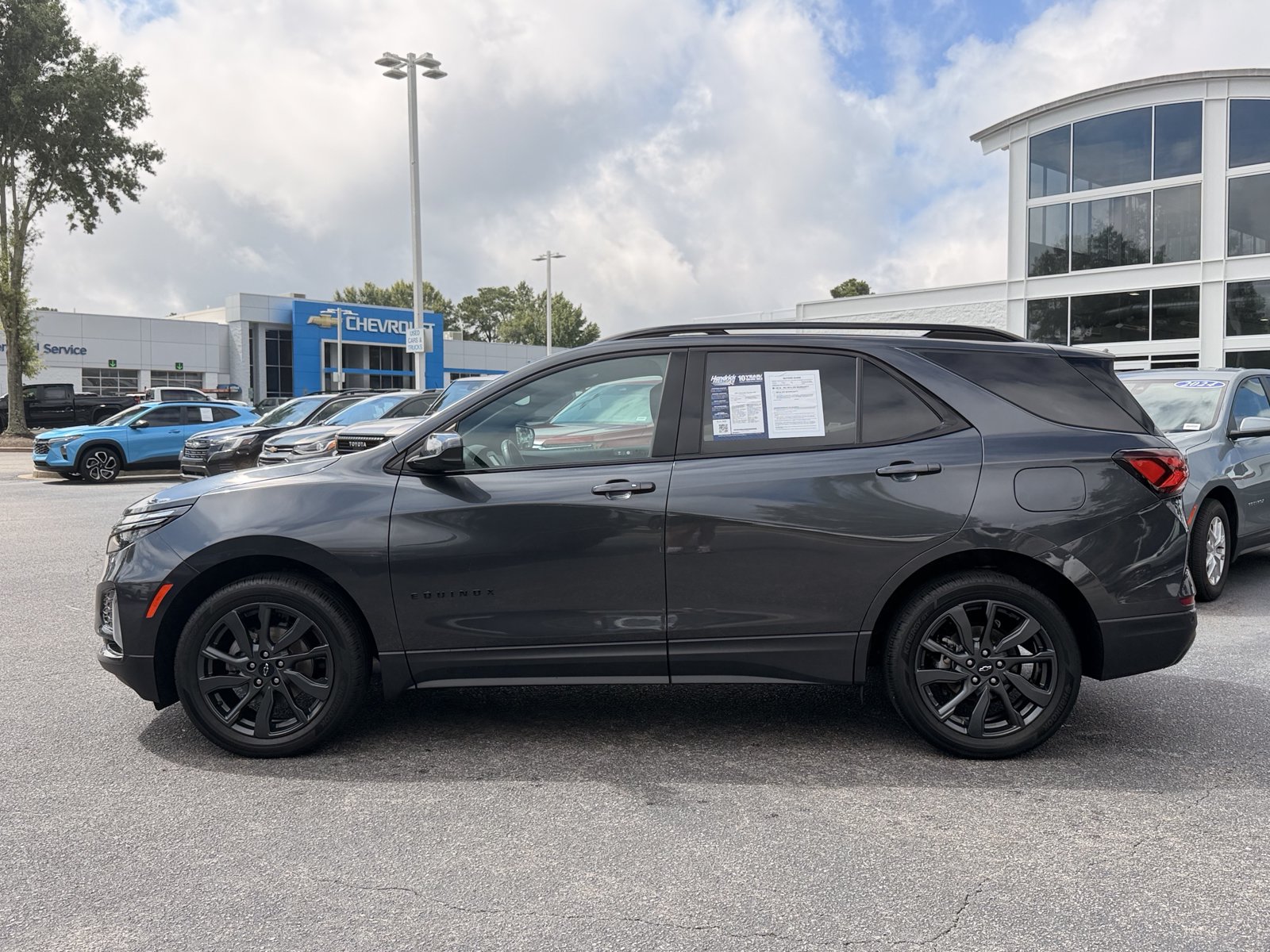 Used 2023 Chevrolet Equinox RS FWD image 9