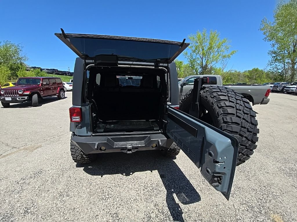 Used 2015 Jeep Wrangler Unlimited Rubicon w/ Connectivity Group image 19