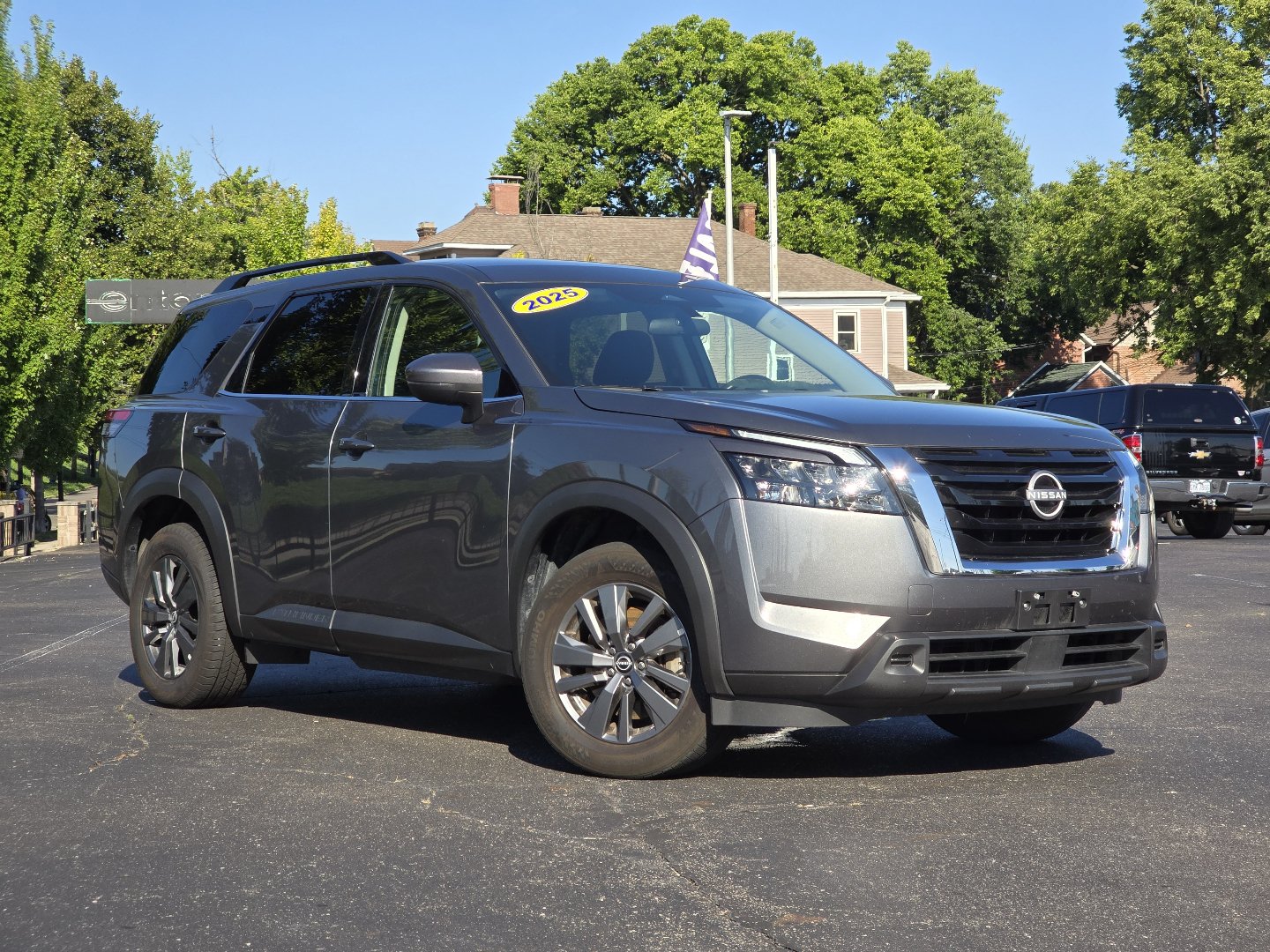 Used 2025 Nissan Pathfinder SV FWD image 2