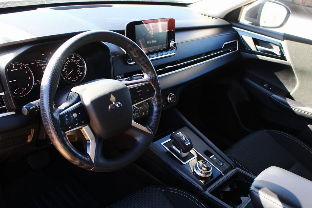 Used 2024 Mitsubishi Outlander ES image 2