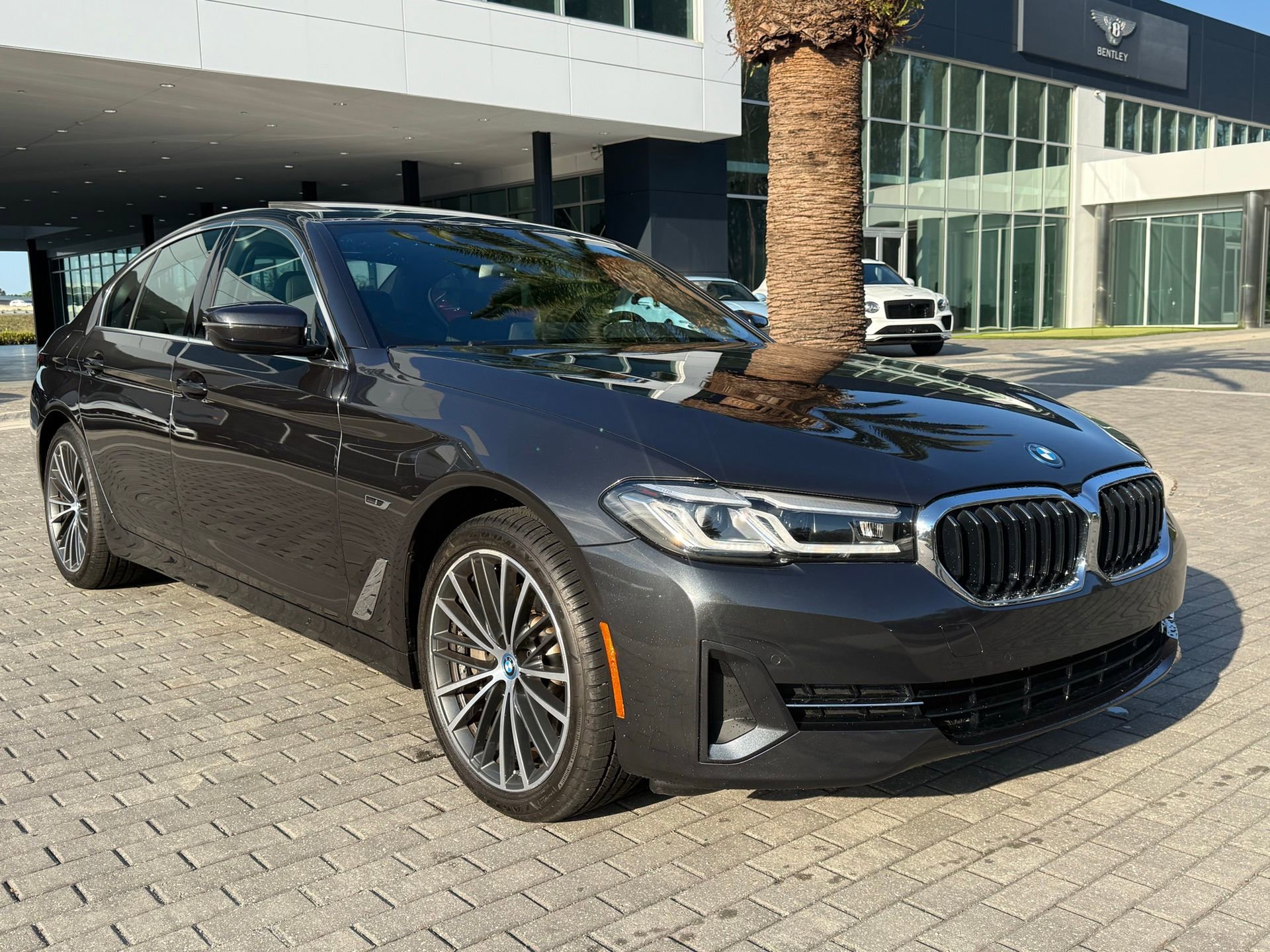 Used 2023 BMW 530e xDrive w/ Premium Package image 7
