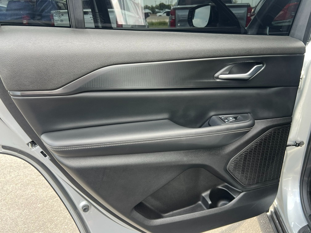 Used 2024 Jeep Grand Cherokee L Altitude RWD image 13
