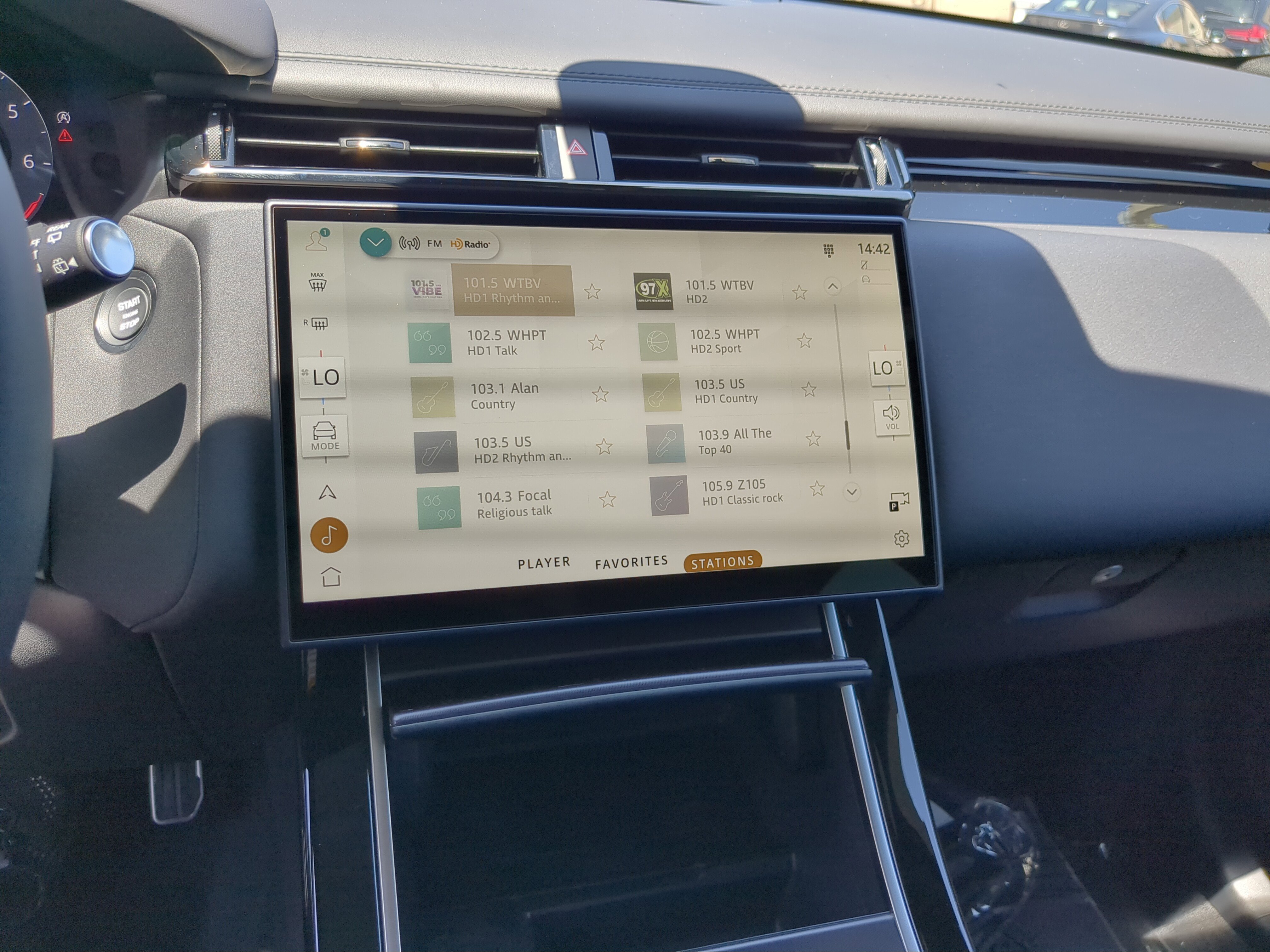 New 2026 Land Rover Range Rover Velar Dynamic SE image 23