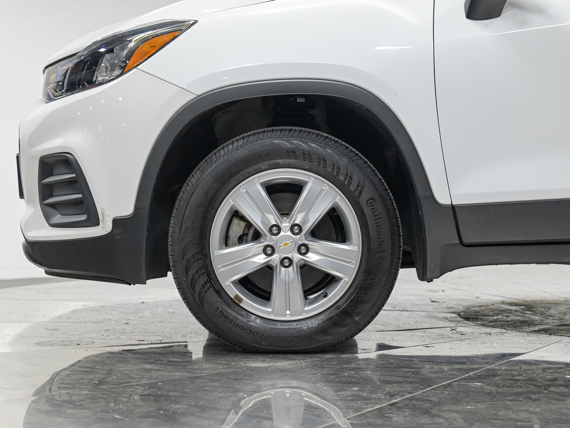 Used 2022 Chevrolet Trax LS w/ Tint and Cruise Package AWD/4WD image 3
