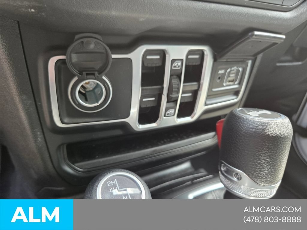 Used 2025 Jeep Wrangler Unlimited Sahara AWD/4WD image 21