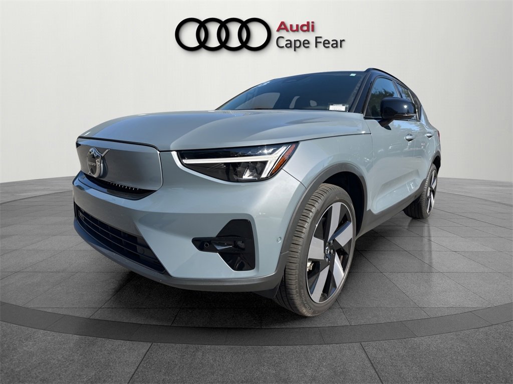Used 2023 Volvo XC40 Recharge Plus image 3