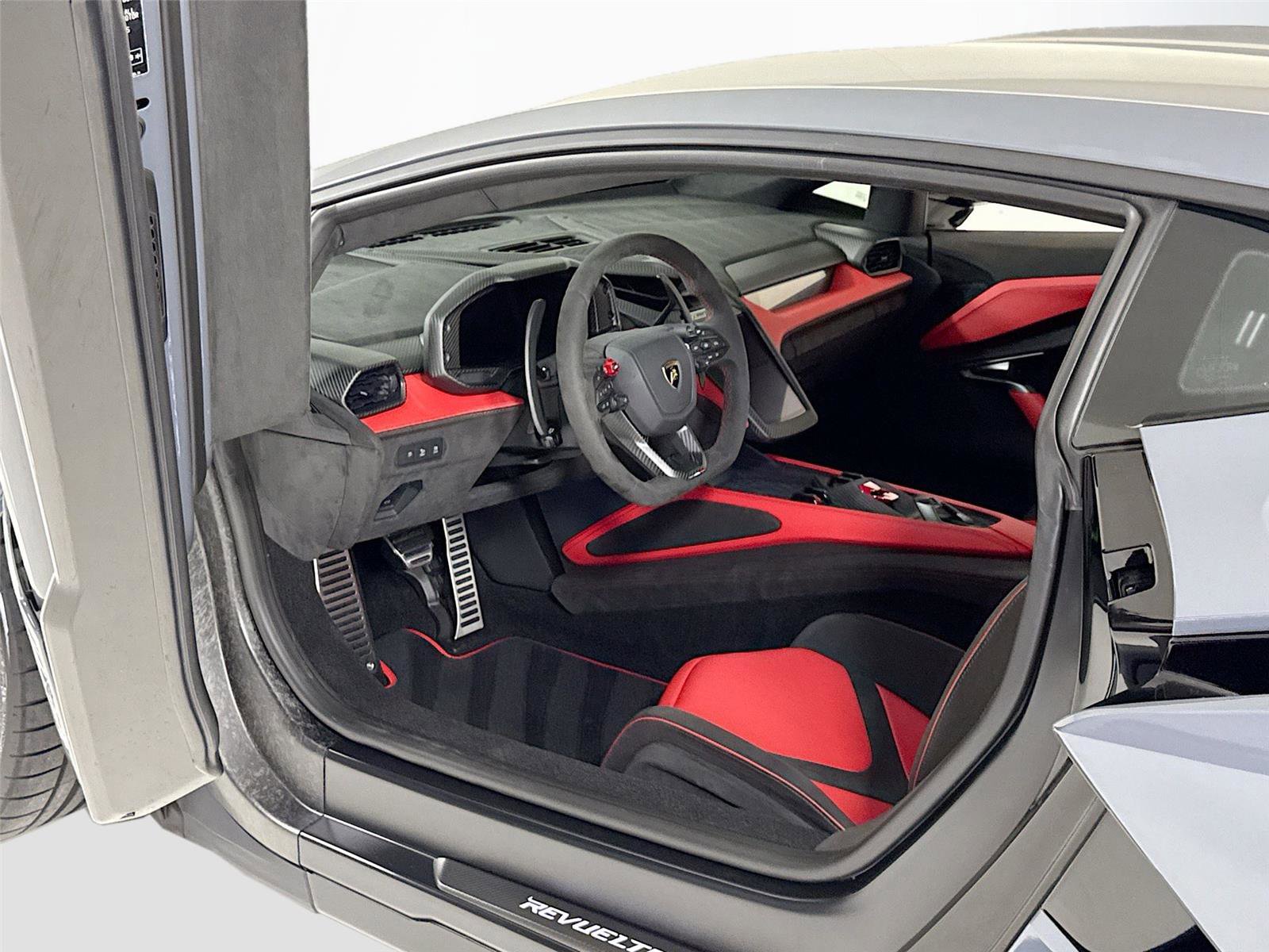Used 2025 Lamborghini Revuelto image 12