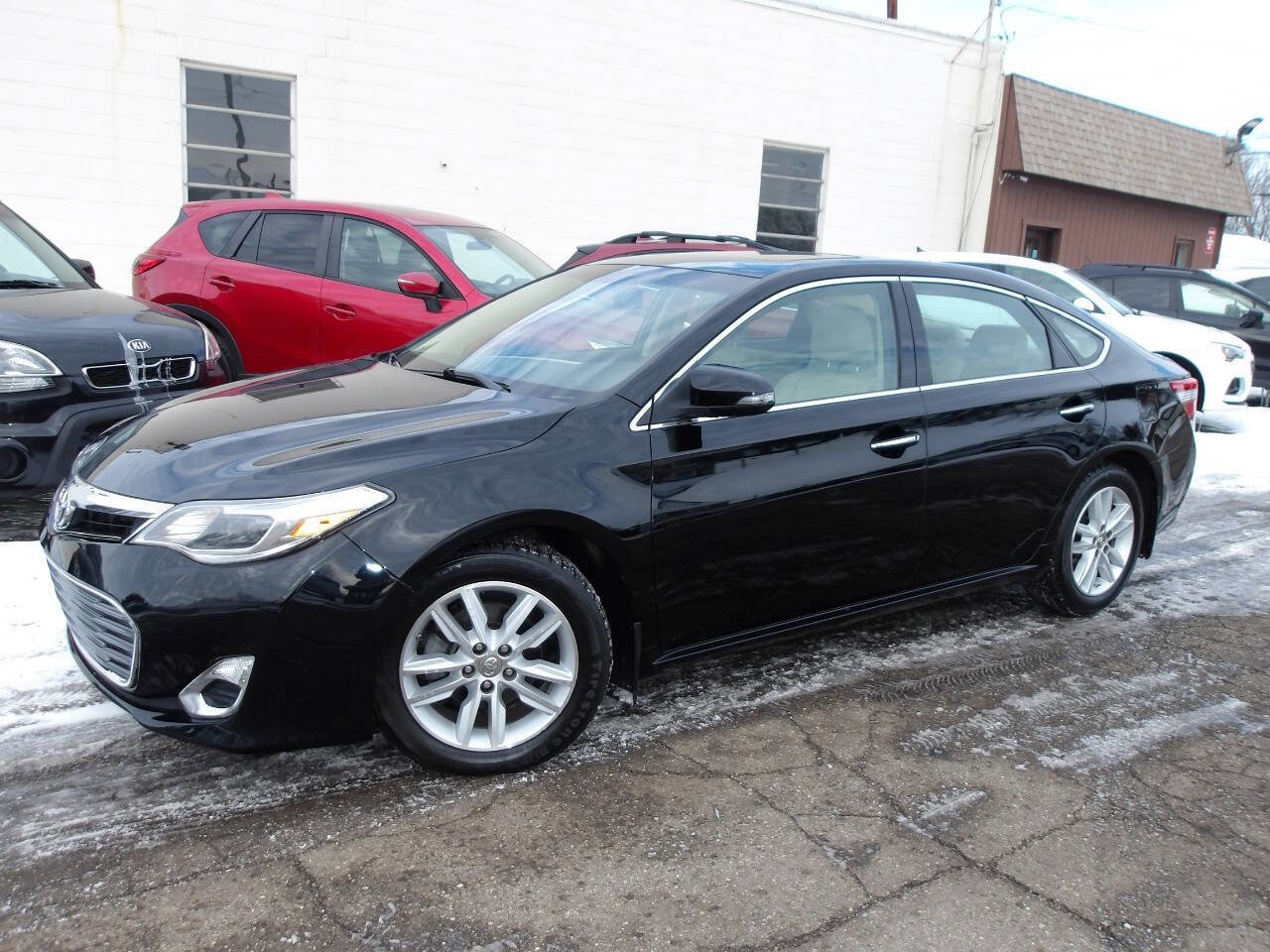 Used 2015 Toyota Avalon XLE Premium image 2