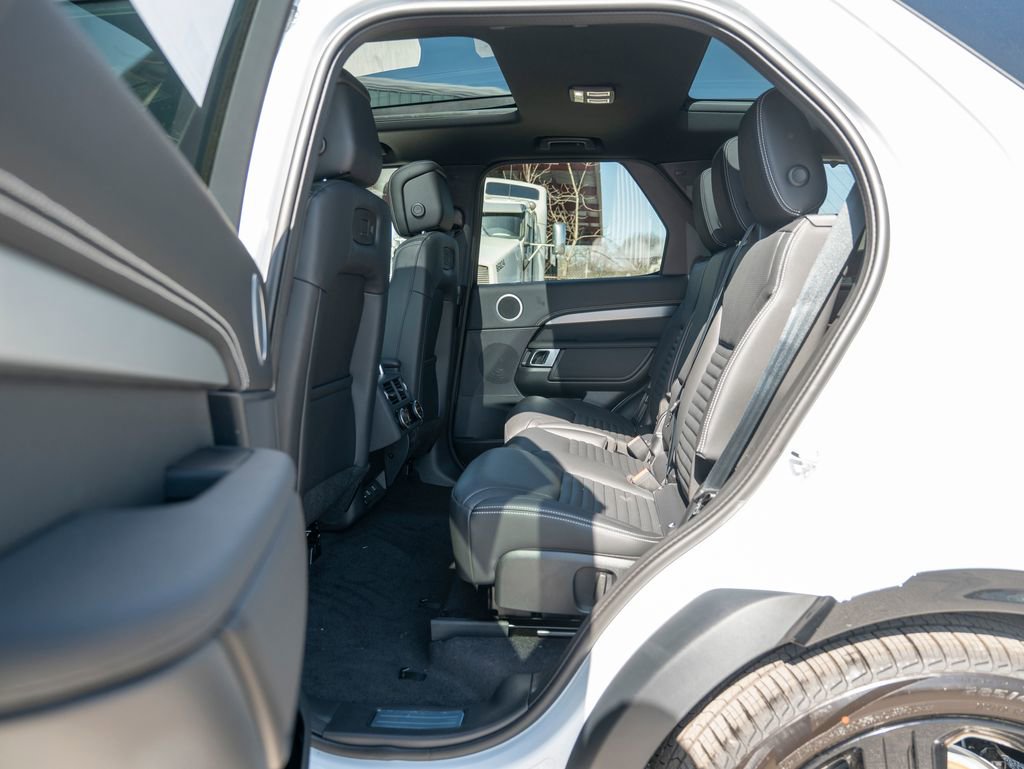 New 2025 Land Rover Discovery Dynamic SE image 21