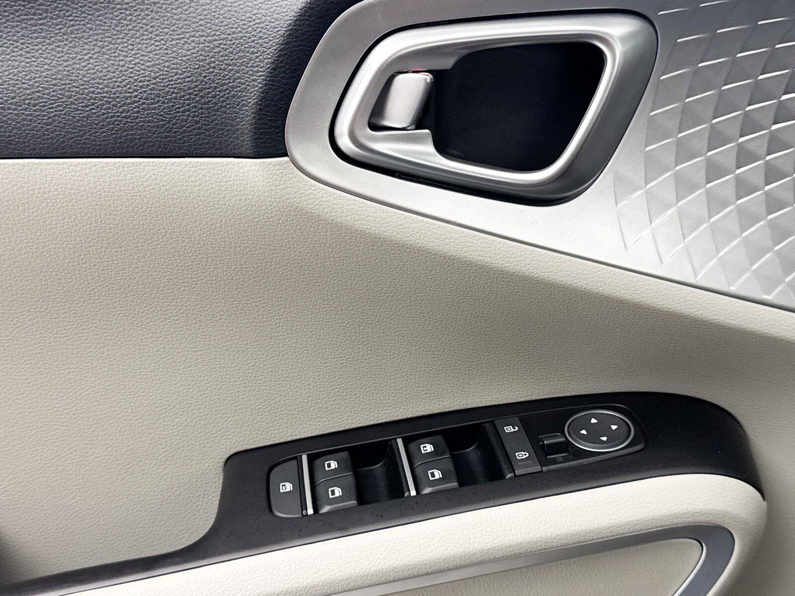 Used 2025 Kia Soul LX w/ LX Technology Package FWD image 25