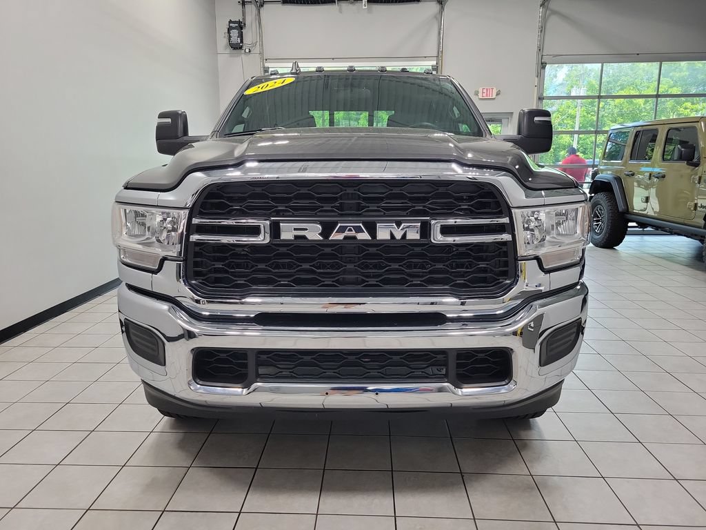 Used 2024 RAM 2500 Tradesman w/ Chrome Appearance Group AWD/4WD image 6