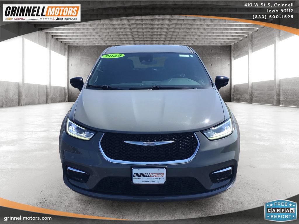 Used 2025 Chrysler Pacifica Select FWD image 2